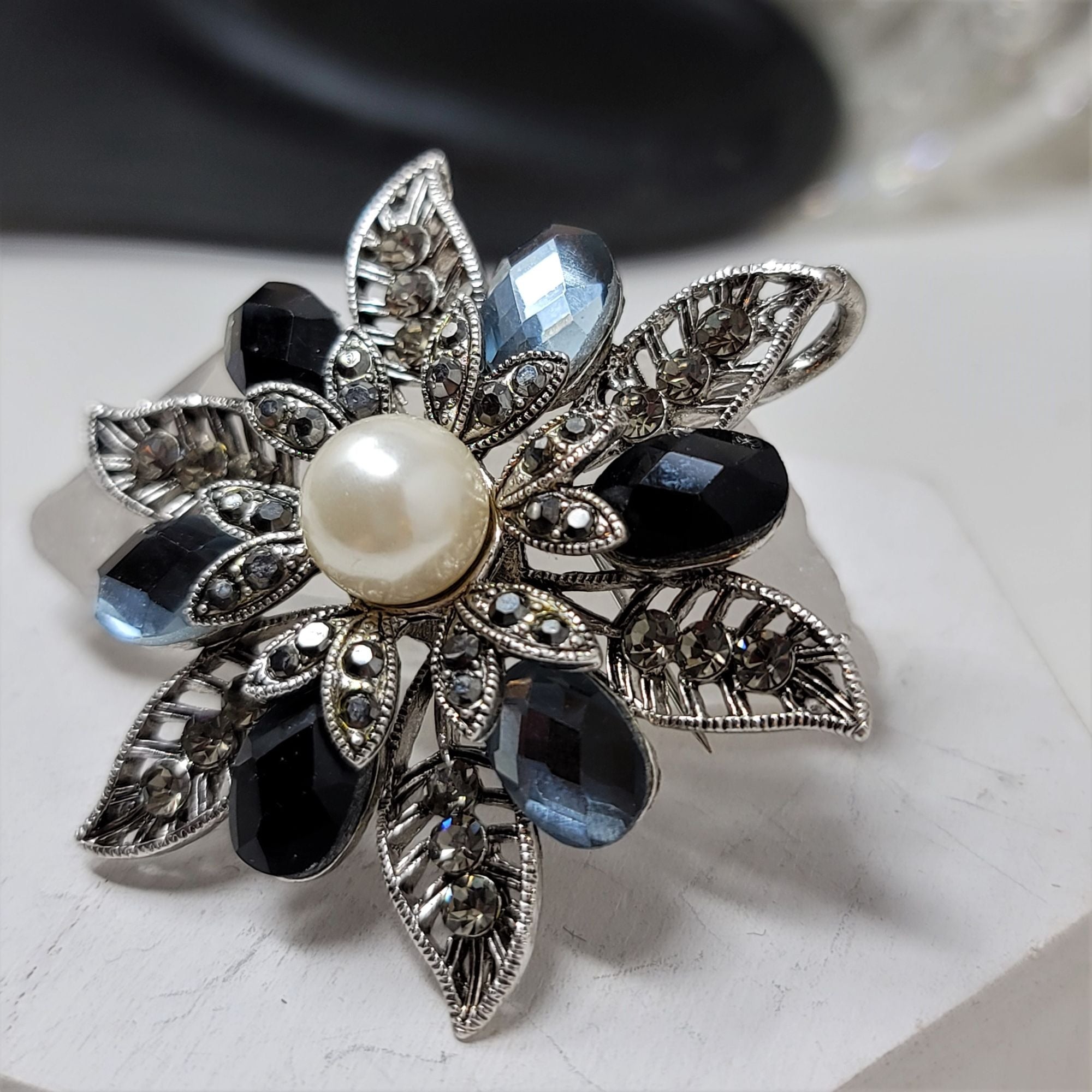 Vintage Rhinestone & Faux Pearl Brooch Pin  Star burst silvertone
