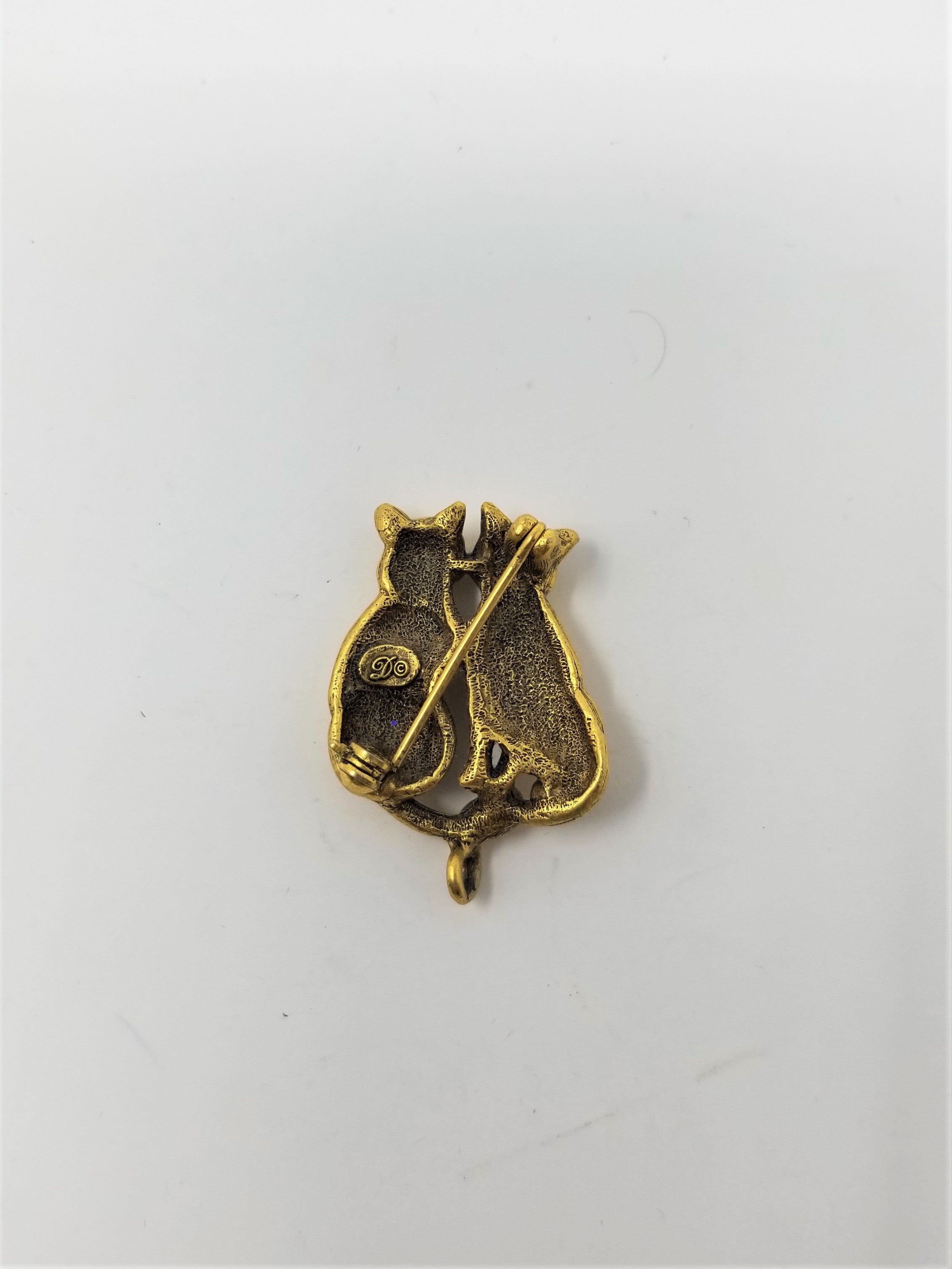 Two loving Cats Pin Gold Tone Small and Sweet