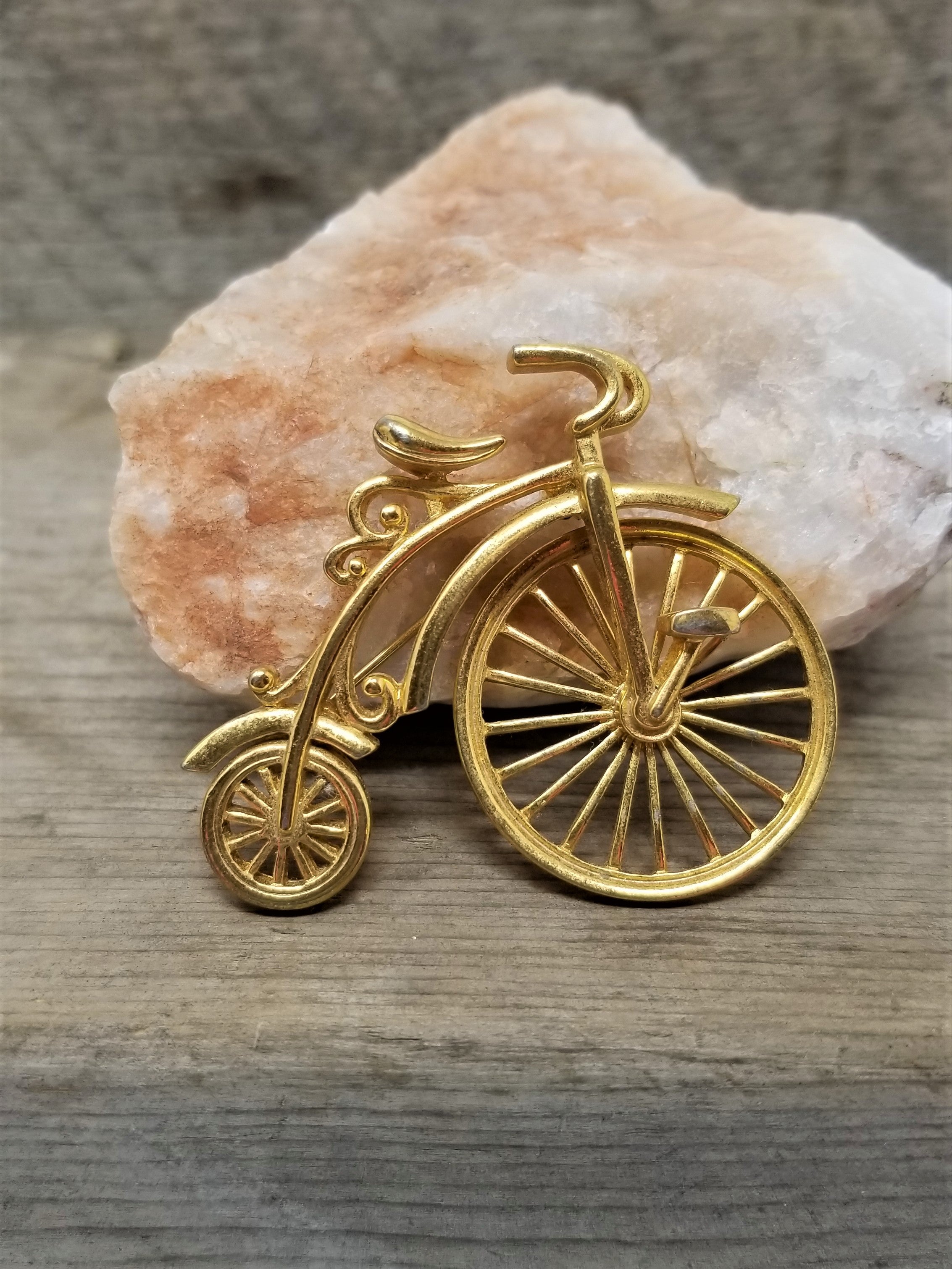 Vintage Old fashion Bicycle Pin with movable Wheel Gold