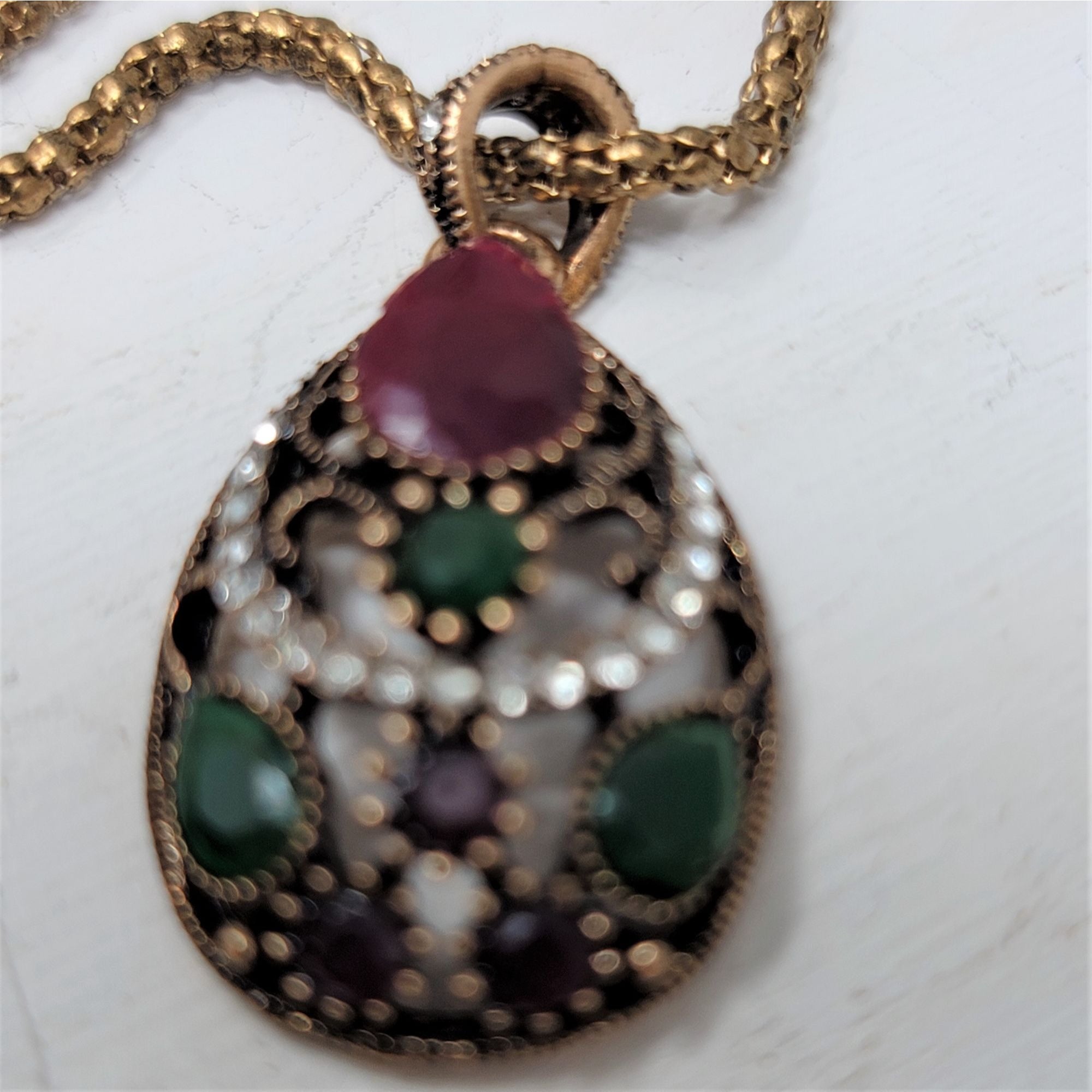 Elegant Goldtone Pendant Necklace Faceted Red & Green