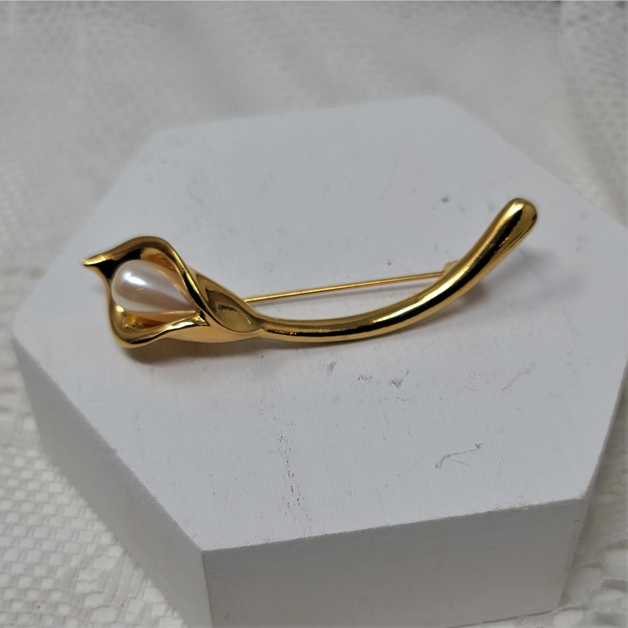 Vintage Easter Lily Pin Brooch Goldtone Faux Pearl